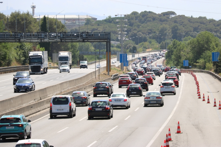 Traffic jams on AP-7 highway in La Roca del Vallès on June 26, 2022 (by Carola López)